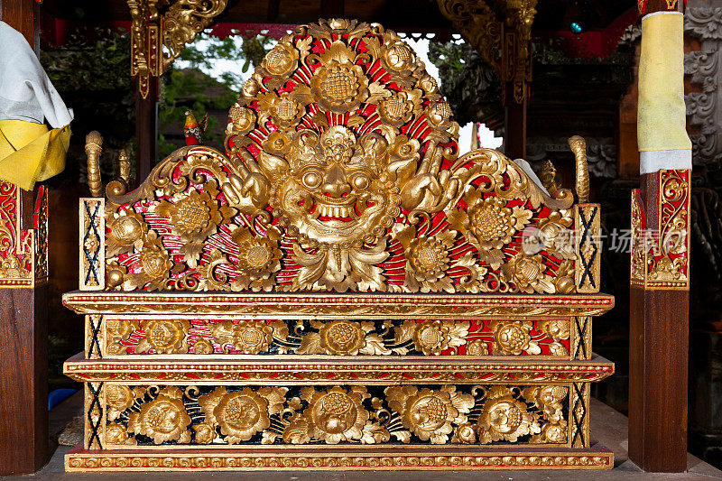 巴龙在巴厘岛印度教寺庙Pura Taman Saraswati，镀金木雕，乌布，印度尼西亚